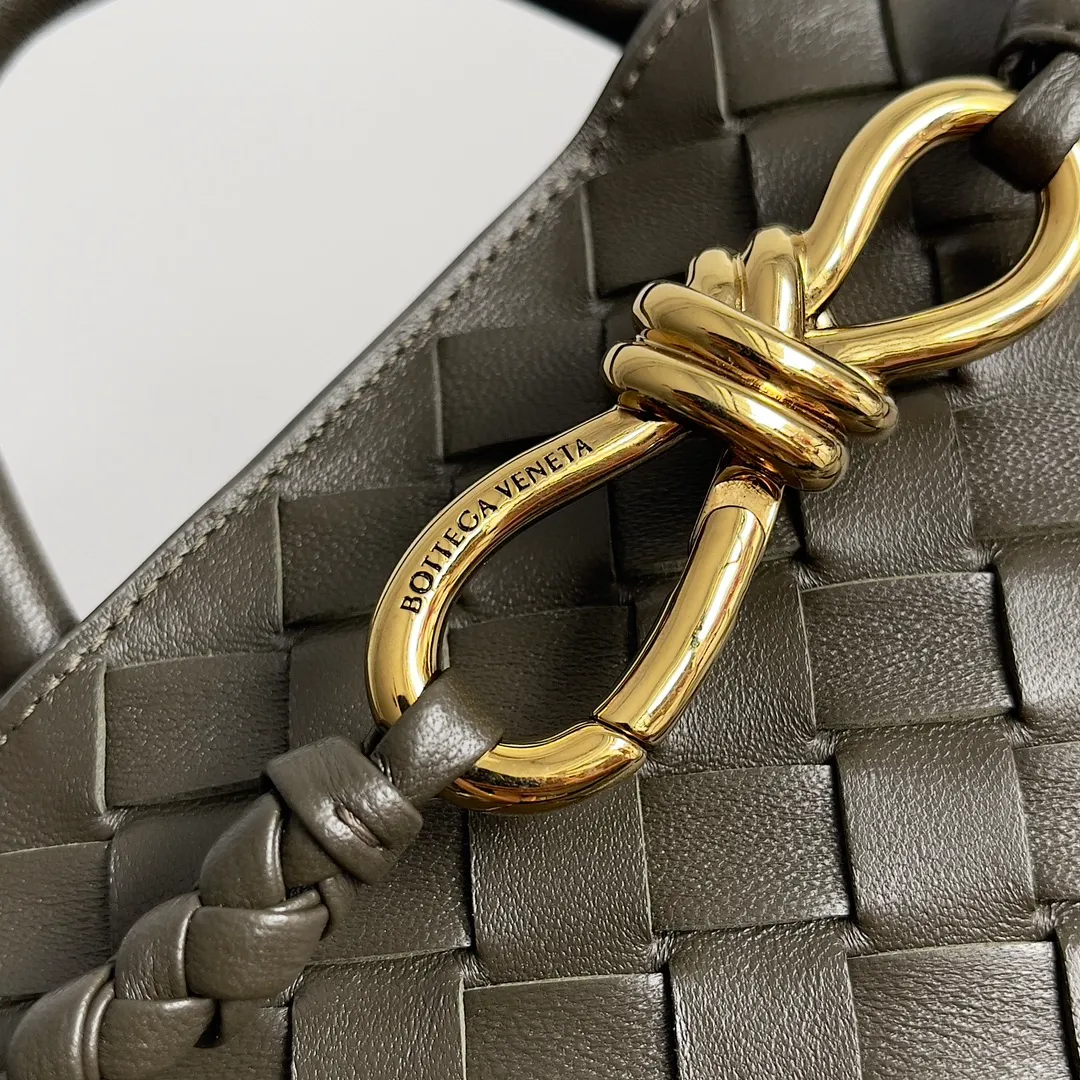 The 2023 new Andiamo batch of 1860 BV has been shipped‼ ️Really popular🔥The new Andiamo woven handbag launched by Bottega Veneta this season is really popular all over the world! ! Celebrities at home and abroad have worn it, and Oscar-winning actress Michelle Yeoh has taken it out on the street. Song Jia, Trai Yara, Yu Feihong, Sanji Ayaka, Rosie Hunting-Whiteley, Yoshioka Riho, etc. have all picked up this bag. It is classic and versatile, showing off its temperament, and the bag capacity is also large, which is very convenient for daily commuting! ! A variety of carrying methods, the shoulder straps can be adjusted by yourself, the original lambskin feels soft and delicate, and the neutral style is made to break gender boundaries and bring a more practical and longer-lasting use experience. Andiamo, which has both elegant and casual styles, perfectly interprets the true appearance of "fashionable old money style". Style number: 743568 Size: 25*22*10.5cm